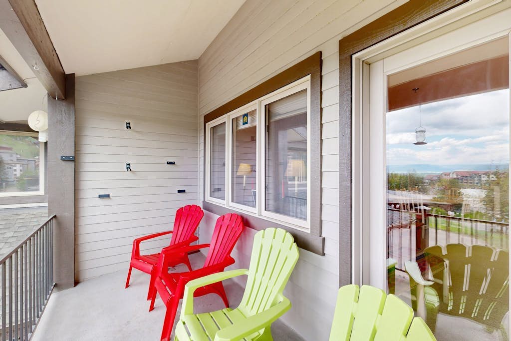 Luxury home one block from gondola w/mountain views, free WiFi, & private W/D