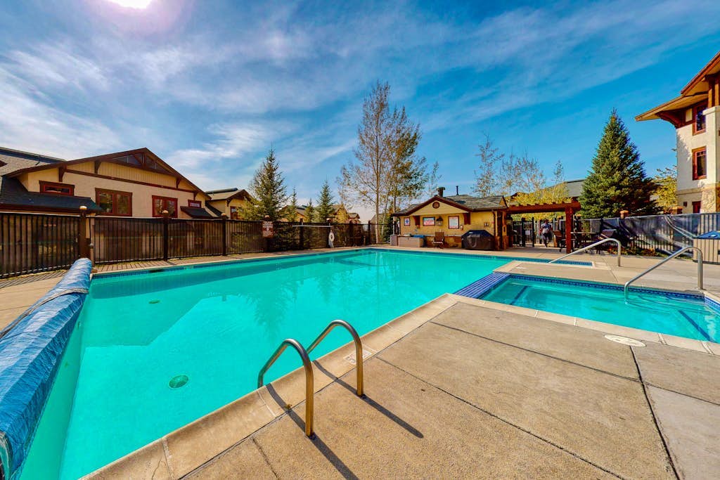Top-floor condo w/ fireplace & resort pool/hot tubs/shuttle - walk to gondola