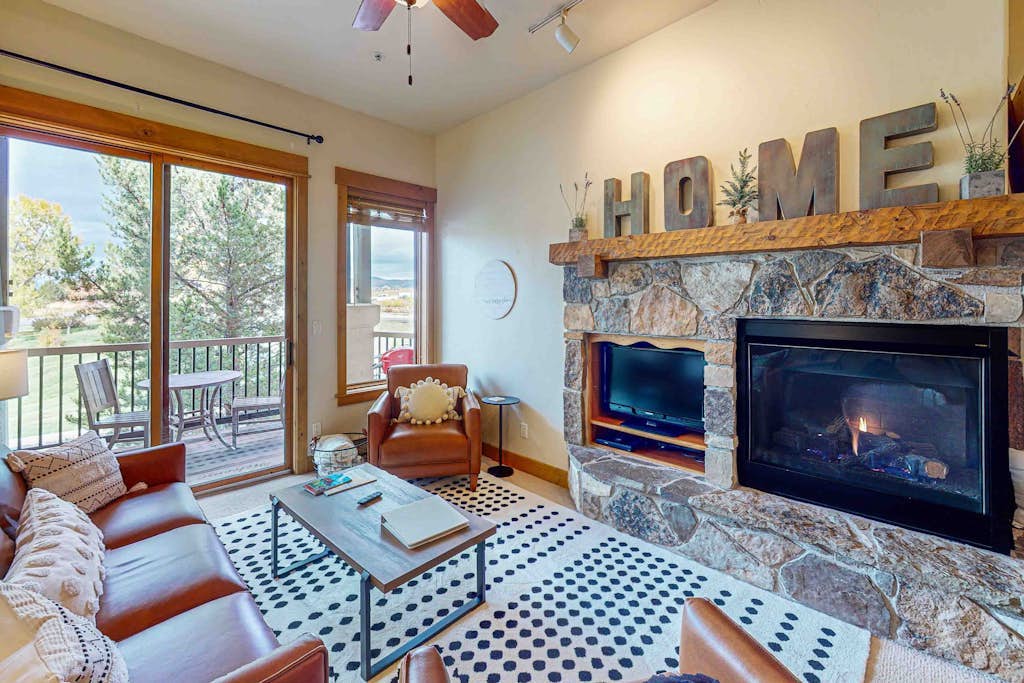 Top-floor condo w/ fireplace & resort pool/hot tubs/shuttle - walk to gondola