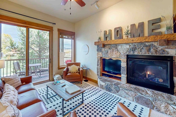 Top-floor condo w/ fireplace & resort pool/hot tubs/shuttle - walk to gondola