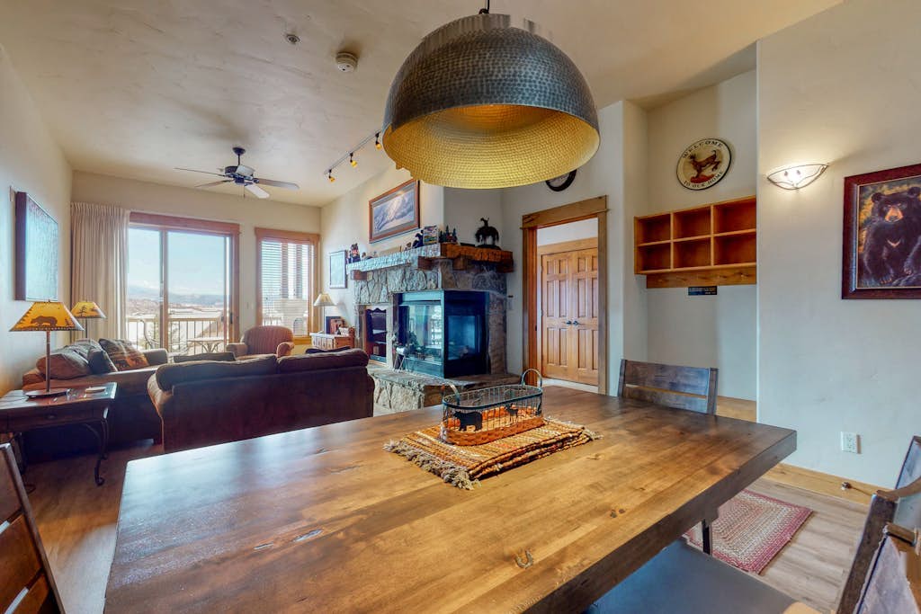Top-floor condo w/ gorgeous view, fireplace & resort pool/hot tubs/shuttle/gym