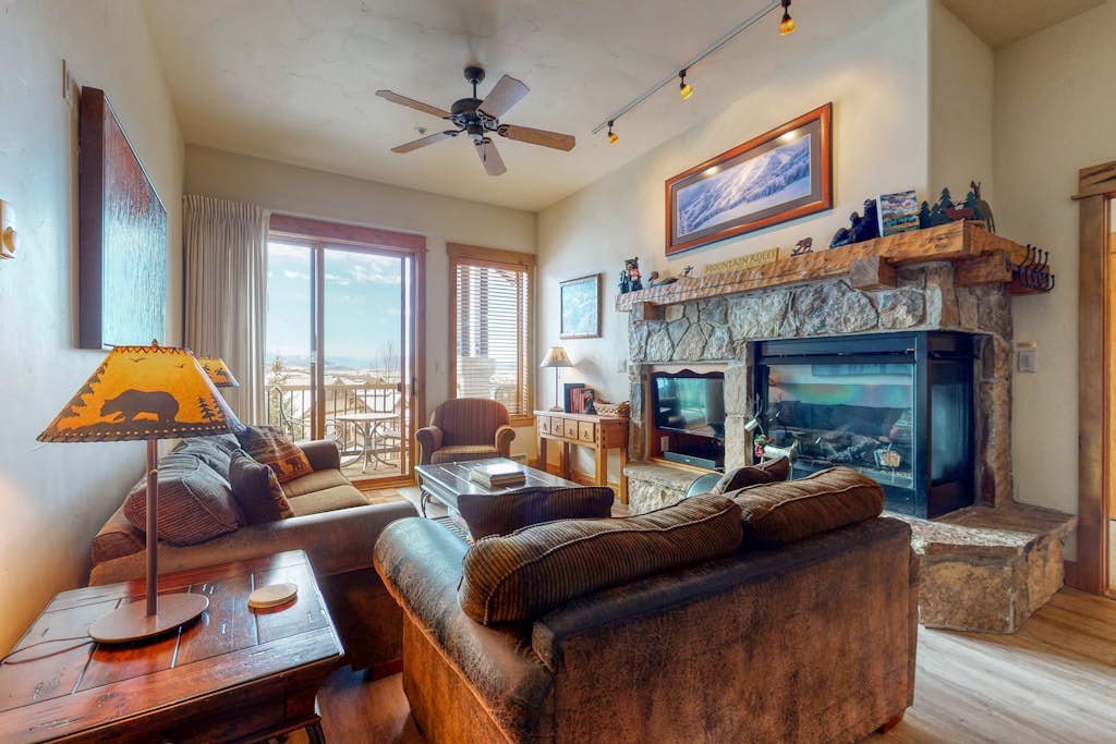 Top-floor condo w/ gorgeous view, fireplace & resort pool/hot tubs/shuttle/gym
