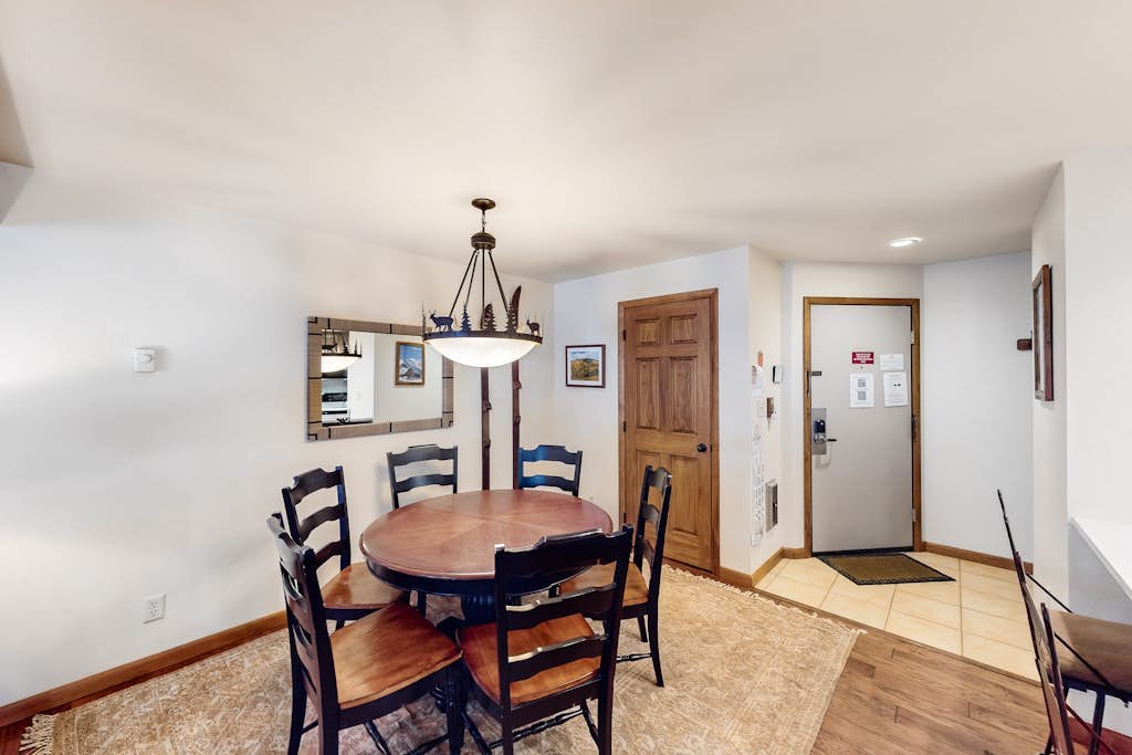 Lovable condo with pool, hot tubs, sauna & clubhouse