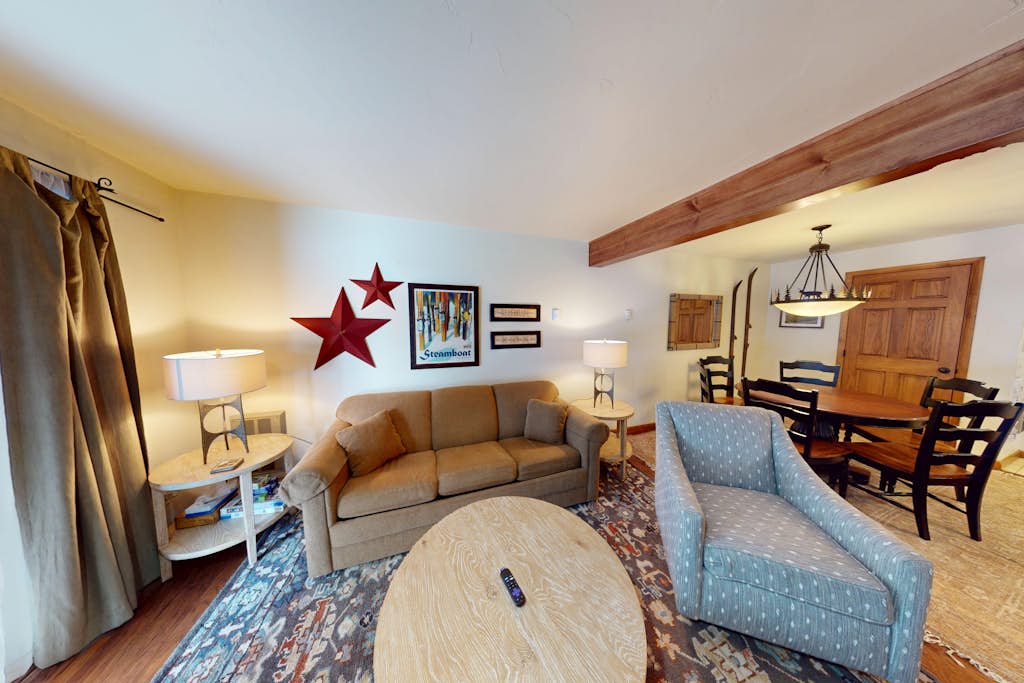 Lovable condo with pool, hot tubs, sauna & clubhouse