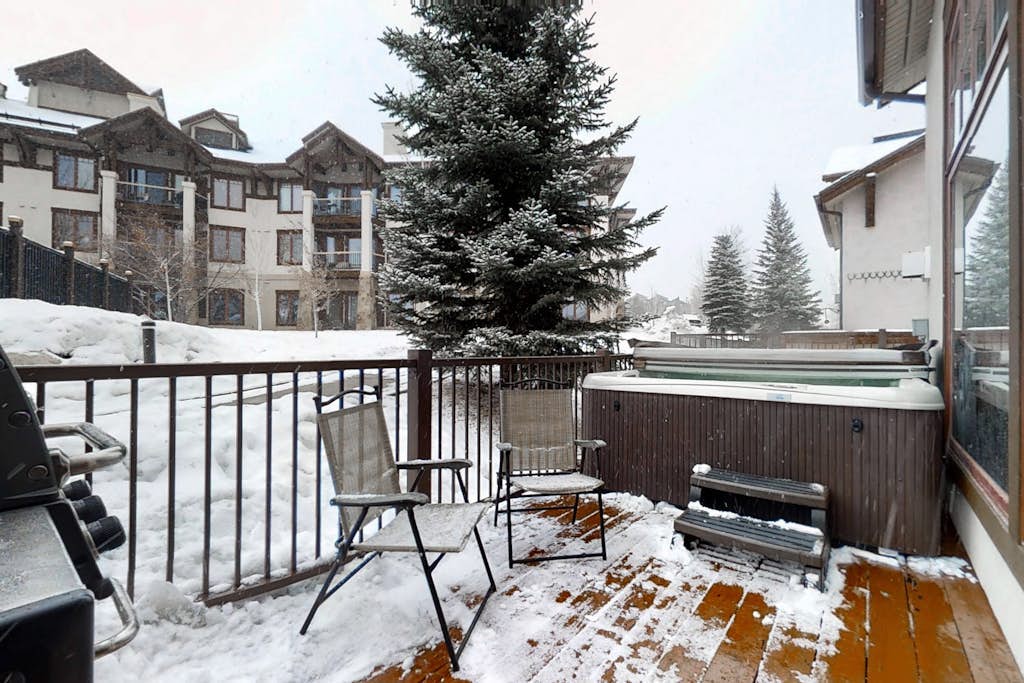 1516 EagleRidge Walk-to-gondola townhome w/ private hot tub & resort pool/firepit/hot tubs