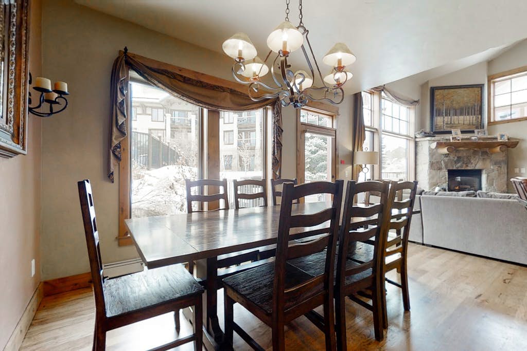 1516 EagleRidge Walk-to-gondola townhome w/ private hot tub & resort pool/firepit/hot tubs