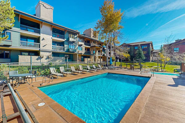Warm & cozy home across the street from gondola with pool & hot tub