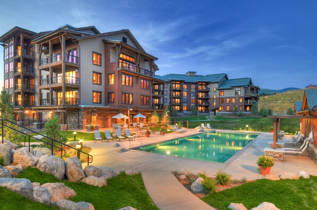 Exquisite condo w/ views, shared hot tubs, pool, gym - next to Wildhorse Gondola