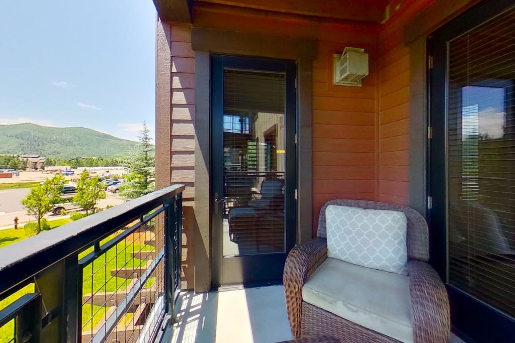 Exquisite condo w/ views, shared hot tubs, pool, gym - next to Wildhorse Gondola