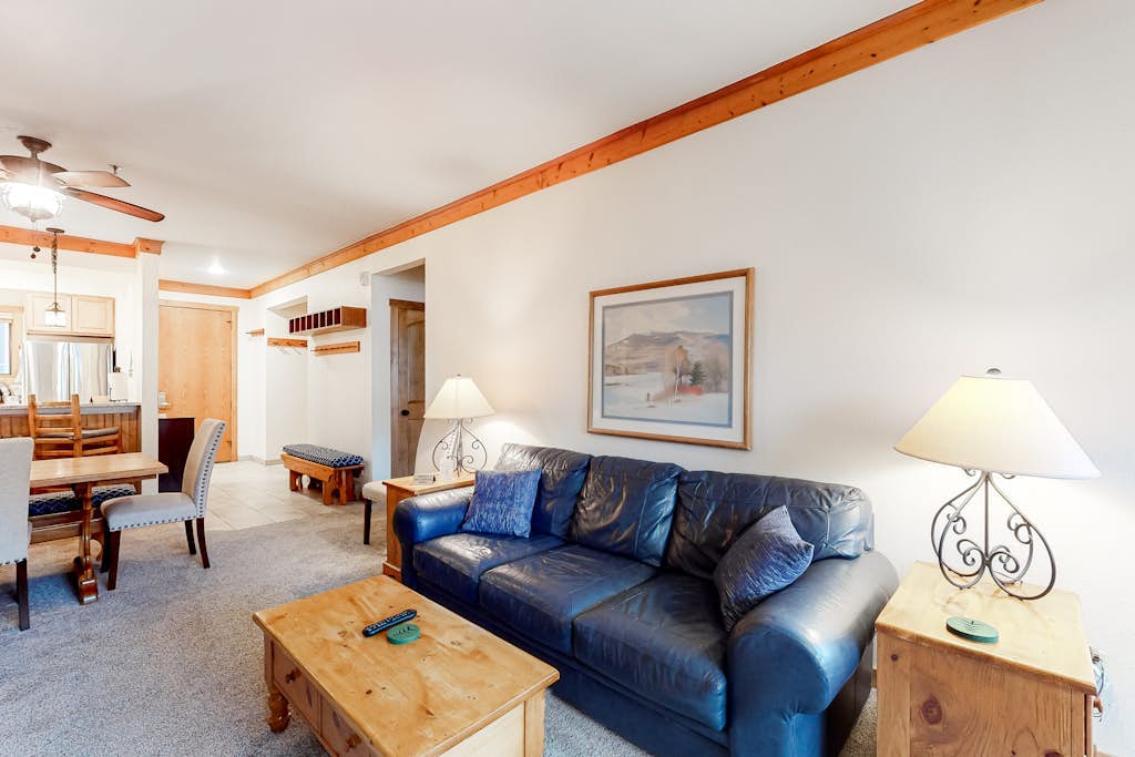 Spacious condo w/shared pool & hot tub, free WiFi, private balcony near ski lift