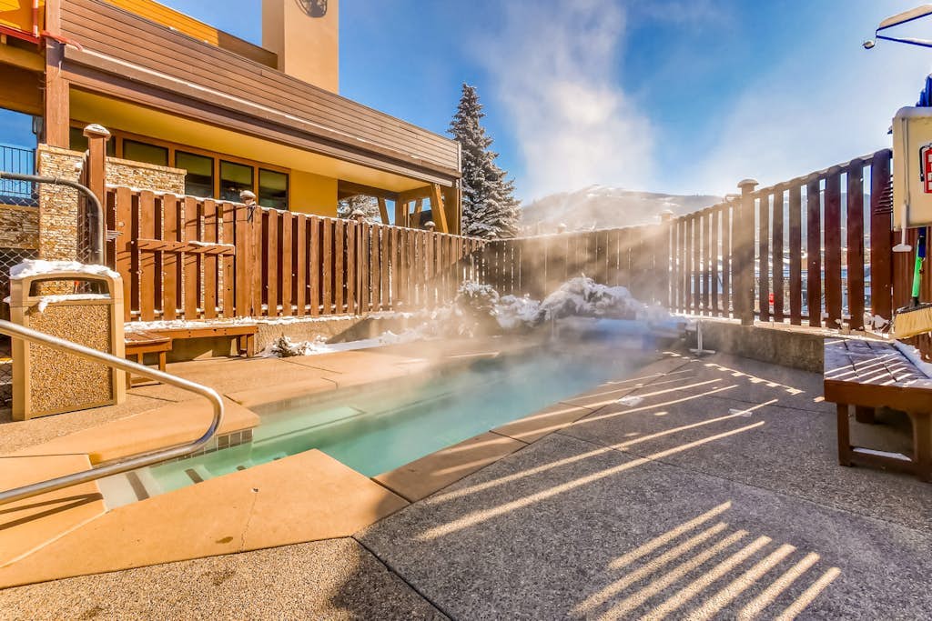 Lovely studio just steps from gondola w/ shared pool & hot tub & free WiFi