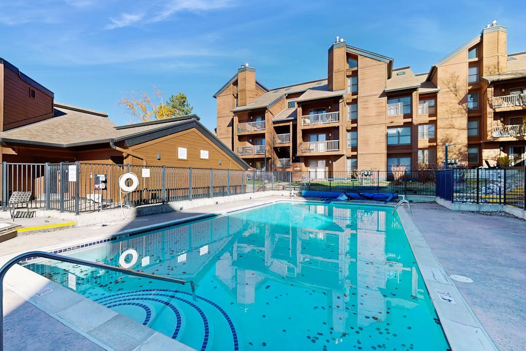 Warm & inviting condo with sauna, pool & hot tubs