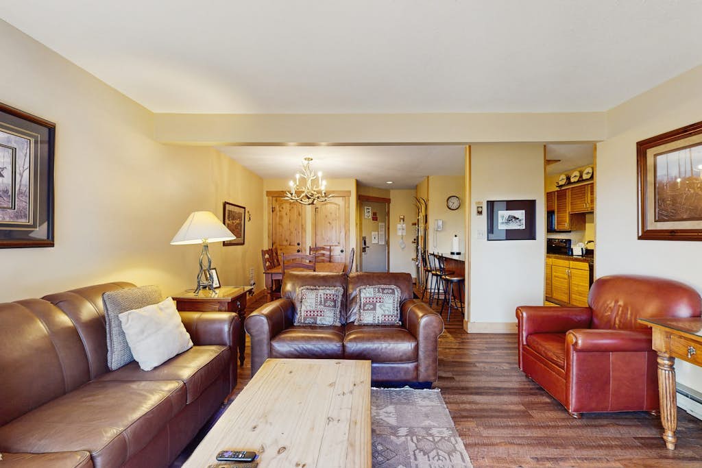 Warm & inviting condo with sauna, pool & hot tubs