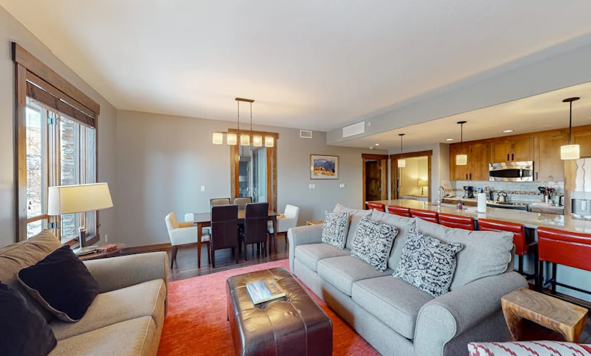 Beautifully decorated luxury condo with shared hot tubs, pool, fitness, & more