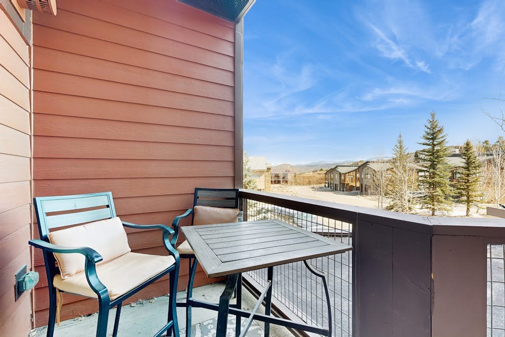 Ski-in/ski-out condo w/gas fireplace, shared hot tub/pool, & mountain views