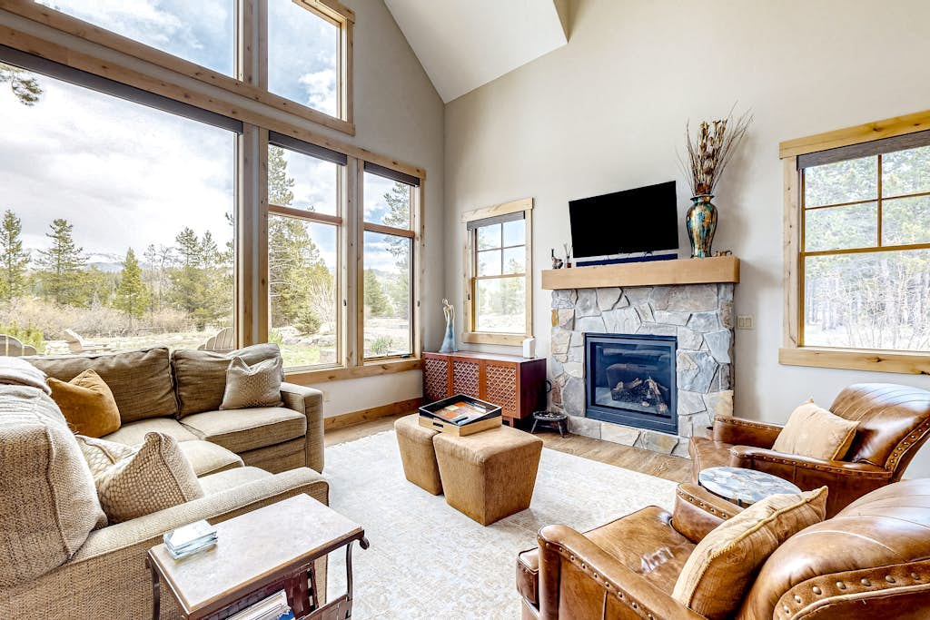 Retreat with private hot tub, firepit, W/D and shuffleboard