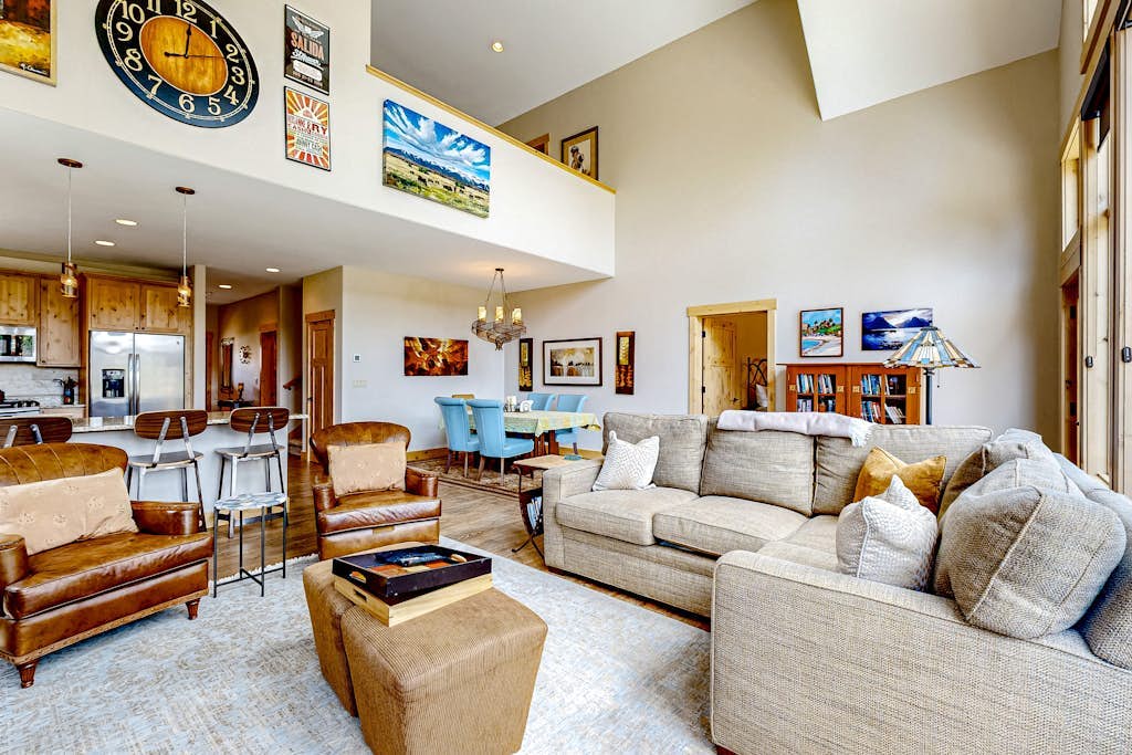 Retreat with private hot tub, firepit, W/D and shuffleboard