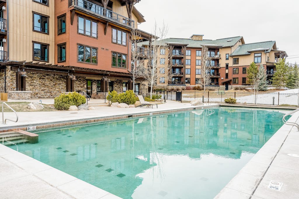 Luxurious condo w/ private balcony & shared pool, hot tubs, game room & fitness
