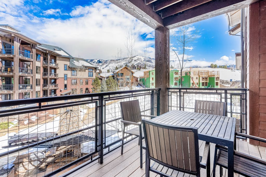 Luxurious condo w/ private balcony & shared pool, hot tubs, game room & fitness