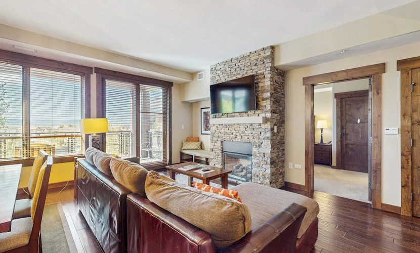 Sumptuous condo next to Wildhorse gondola w/shared outdoor pool & hot tubs