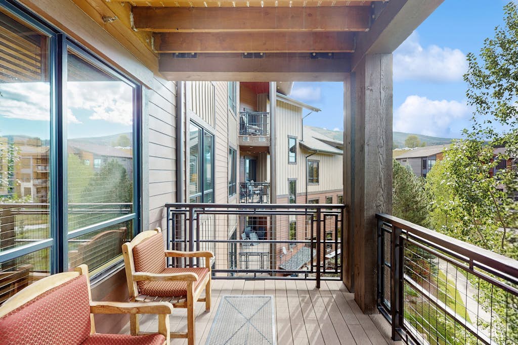 Sumptuous condo next to Wildhorse gondola w/shared outdoor pool & hot tubs