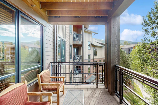 Sumptuous condo next to Wildhorse gondola w/shared outdoor pool & hot tubs