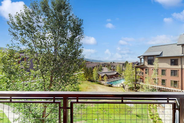 Sumptuous condo next to Wildhorse gondola w/shared outdoor pool & hot tubs
