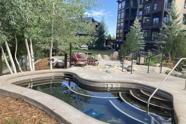 Top floor luxurious condo w/views, gondola access & shared hot tubs, pool, gym