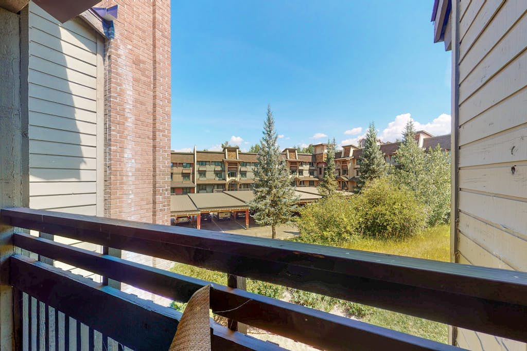 Top-floor mountain condo with hot tubs & pool - close to Steamboat lifts