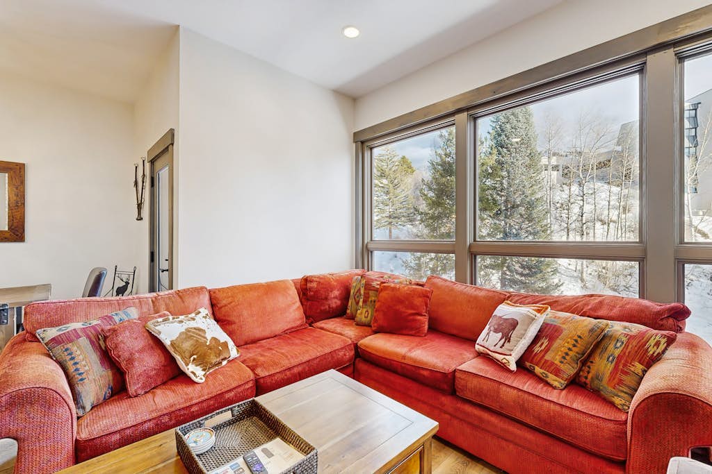 Large, creekside condo w/ shared hot tubs - across the street from resort trails
