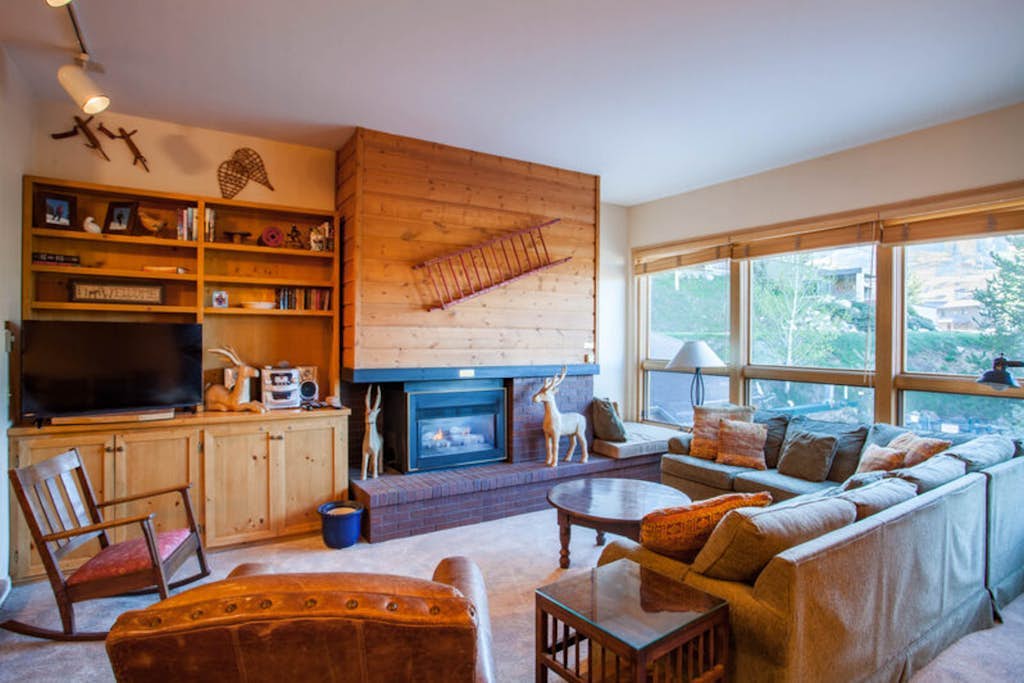 Large family home at the base area w/ mountain views & shared hot tubs