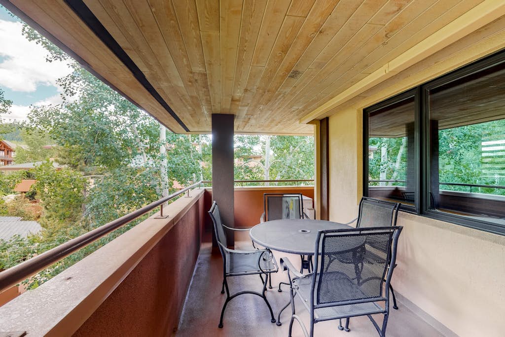 Corner condo w/ shared pool & gym - 200 yards from the gondola
