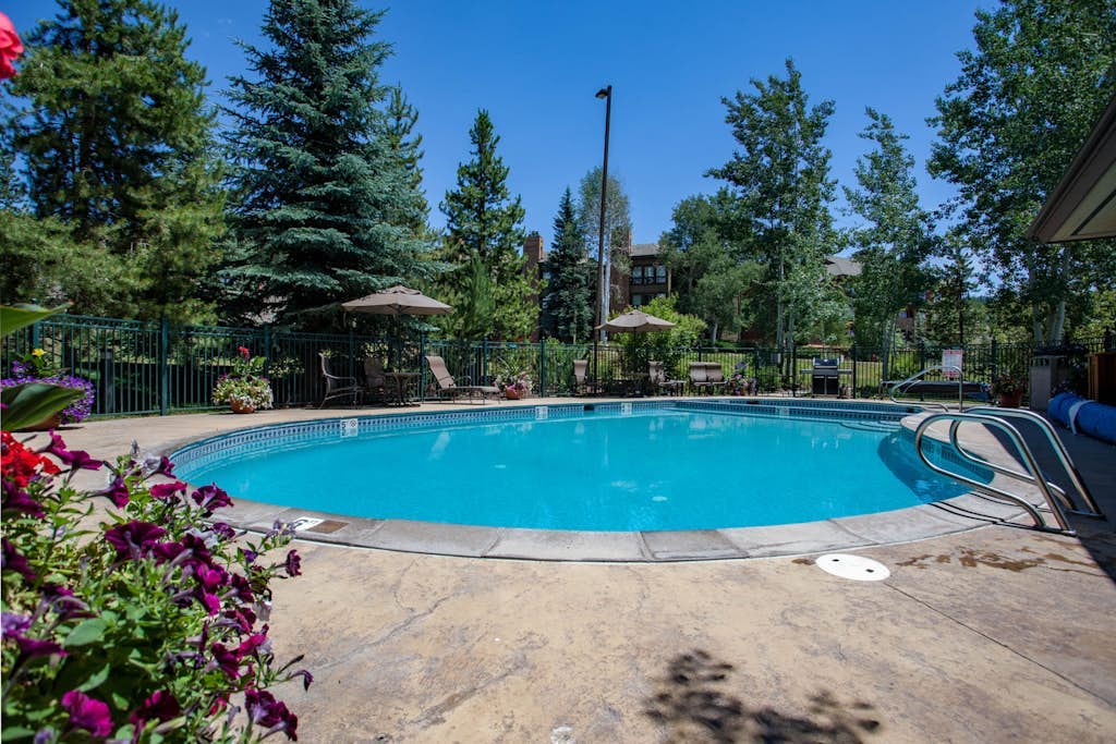 Corner condo w/ shared pool & gym - 200 yards from the gondola