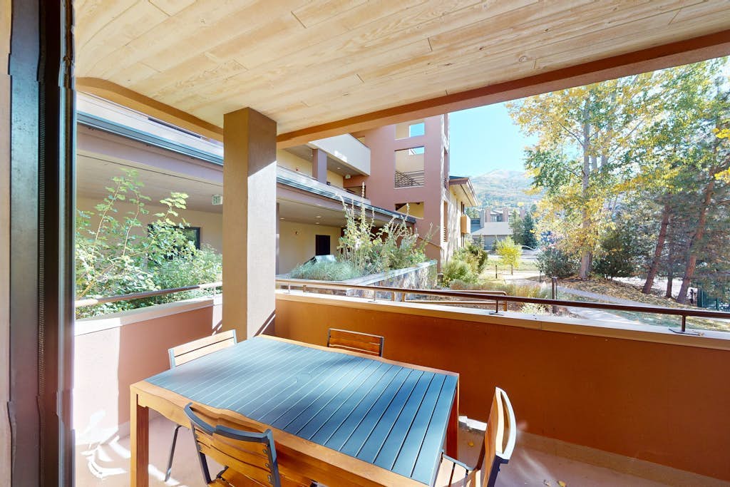 Modern, spacious condo w/ a shared pool, hot tub, & gym - close to the slopes