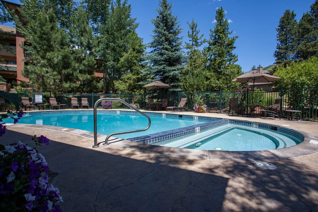 Modern, spacious condo w/ a shared pool, hot tub, & gym - close to the slopes