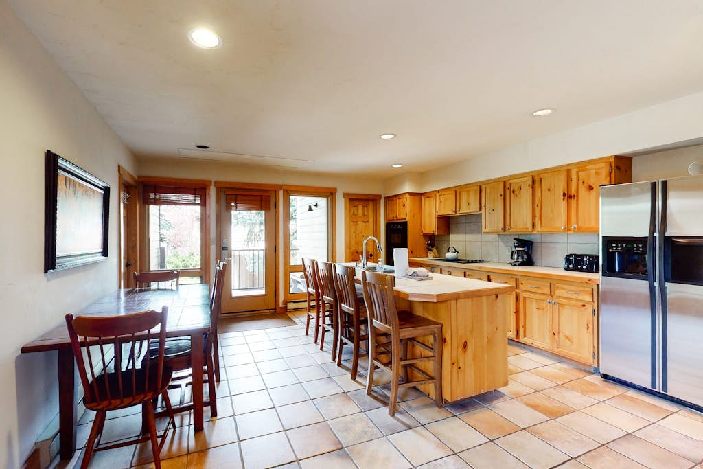 Large split-level condo with valley & mountain views plus hot tubs