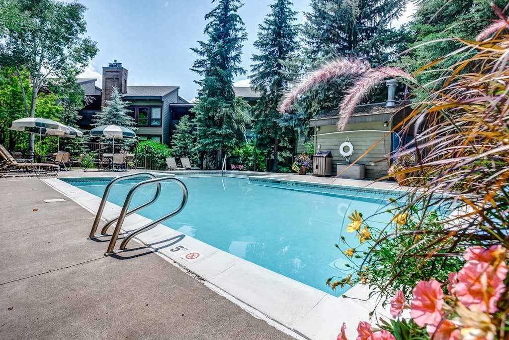 Amazing condo next to Steamboat skiing with hot tubs, pool & washer/dryer