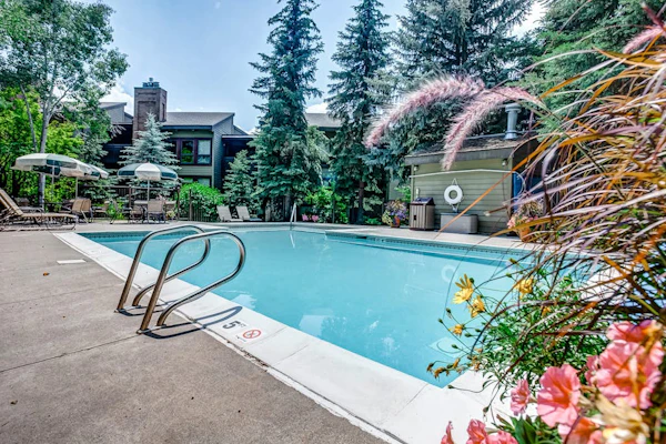 Amazing condo next to Steamboat skiing with hot tubs, pool & washer/dryer