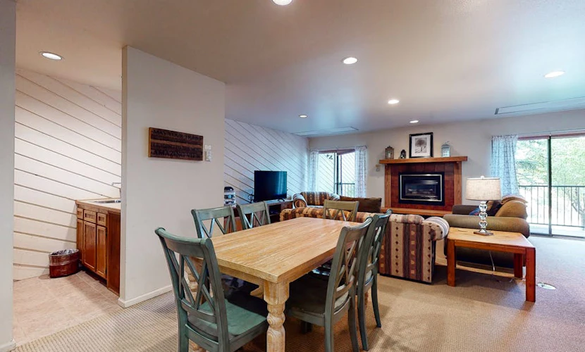 Cozy, mountain condo with full kitchen & living area plus hot tubs