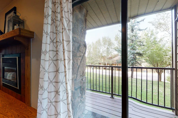 Cozy, mountain condo with full kitchen & living area plus hot tubs