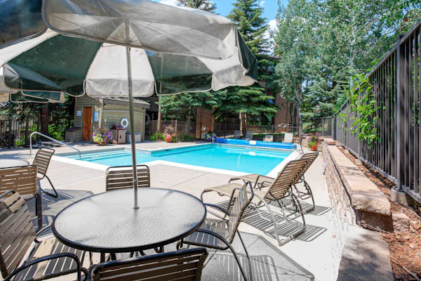 Steamboat chalet with pool, hot tubs & washer/dryer - close to gondola