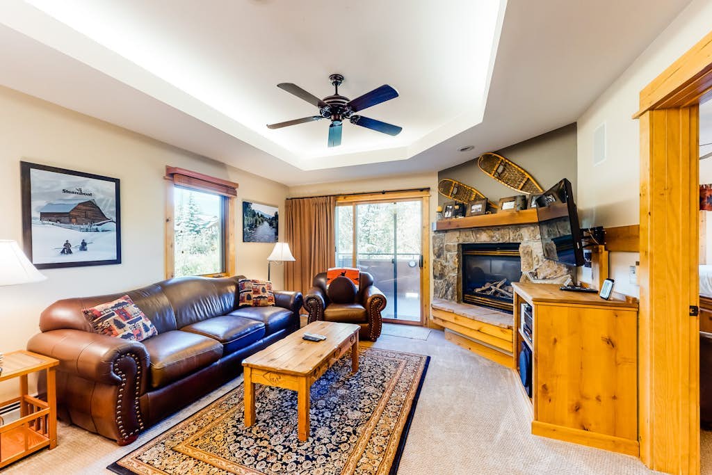Family-friendly condo w/mountain views, balcony, shared hot tub & outdoor pool