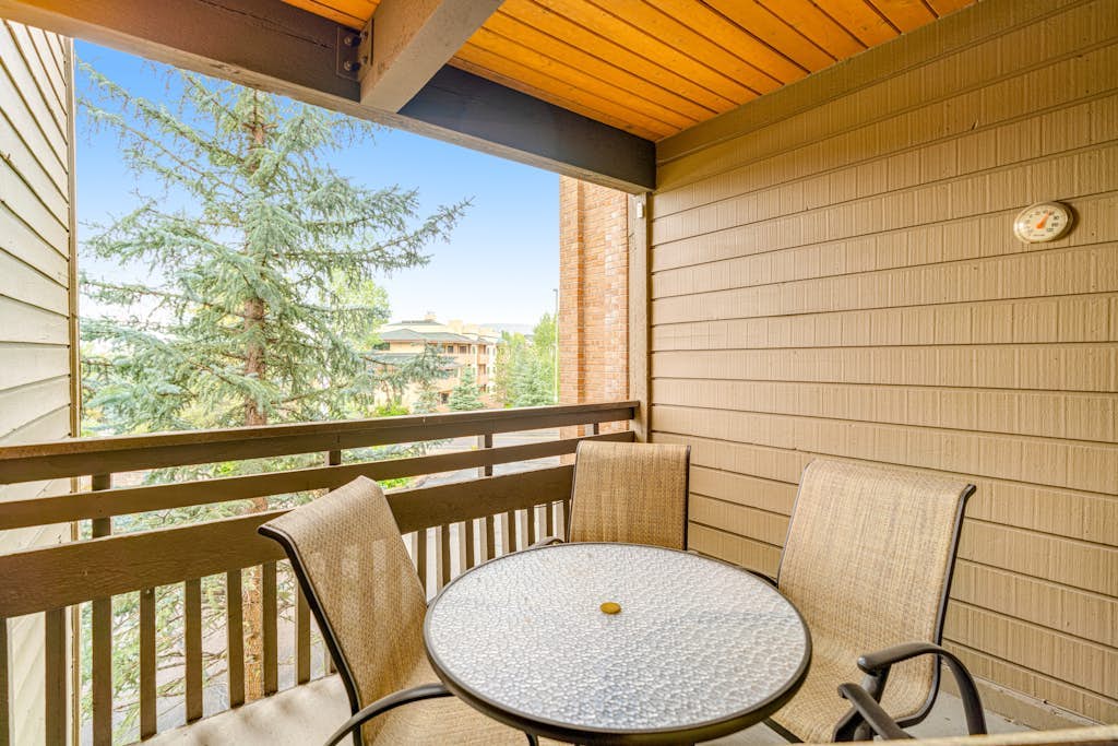 Steamboat home with fireplace, pool, hot tub, & easy ski access