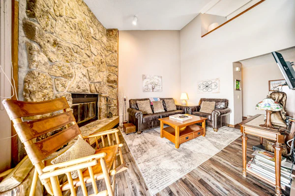 Marvelous mountain condo with mountain views & balcony - dog-friendly