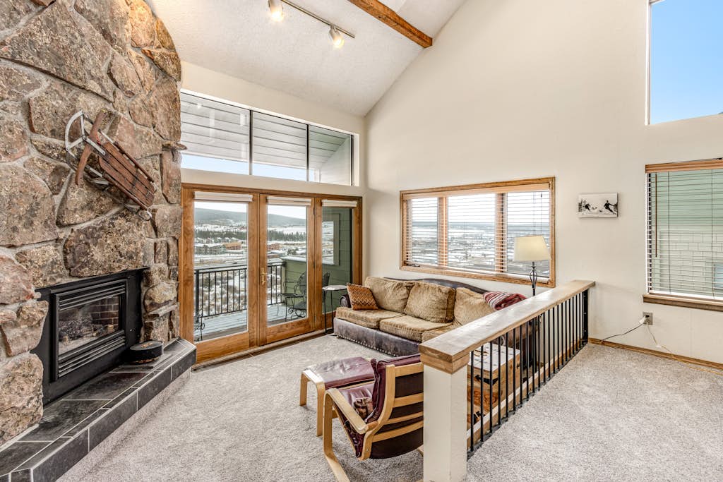 Lovely 3-story townhome with balcony, mountain view, pool, hot tub & foosball