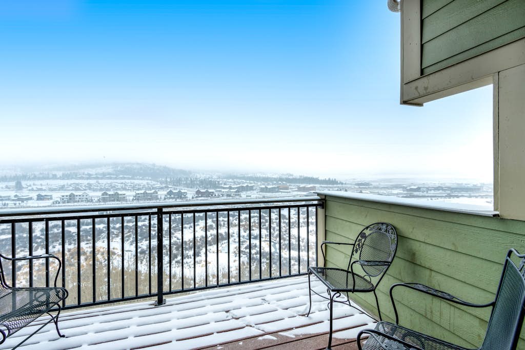 Lovely 3-story townhome with balcony, mountain view, pool, hot tub & foosball