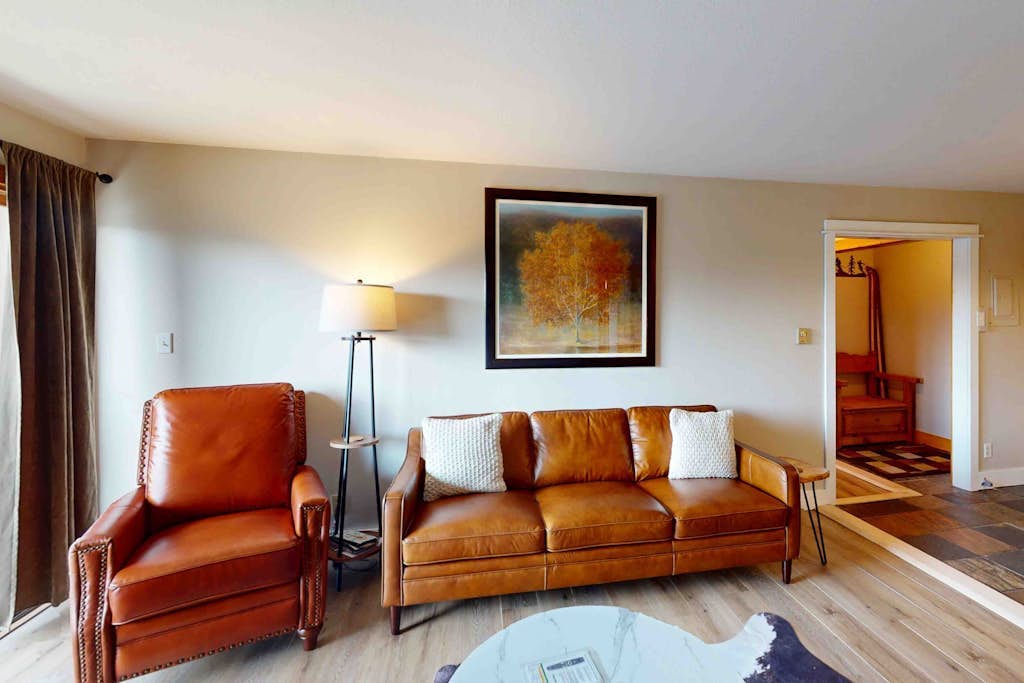 Ski Inn 211 - 2BR, 2BA ski-in/out condo with mountain views, fireplace, hot tub