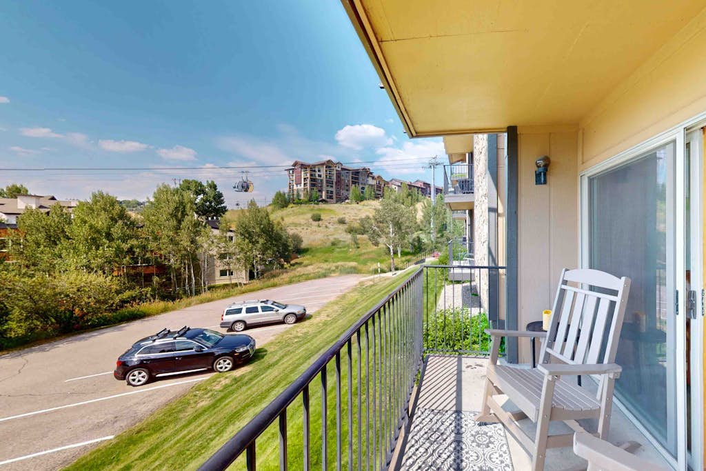 Ski Inn 211 - 2BR, 2BA ski-in/out condo with mountain views, fireplace, hot tub