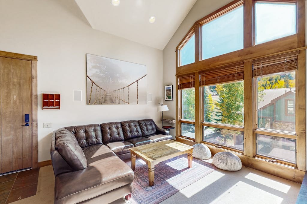 Cozy condo with fireplace, W/D, wifi & ski in / out access