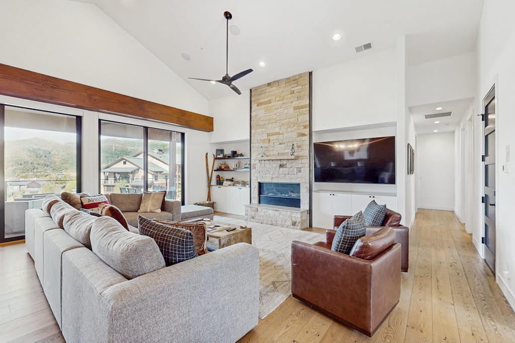 Contemporary condo with WiFi, private hot tub, full kitchen & views